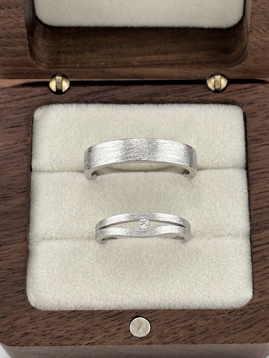 Alternative view of Nhẫn Cưới Ánh Lụa - Silk Matte White Gold Wedding Bands