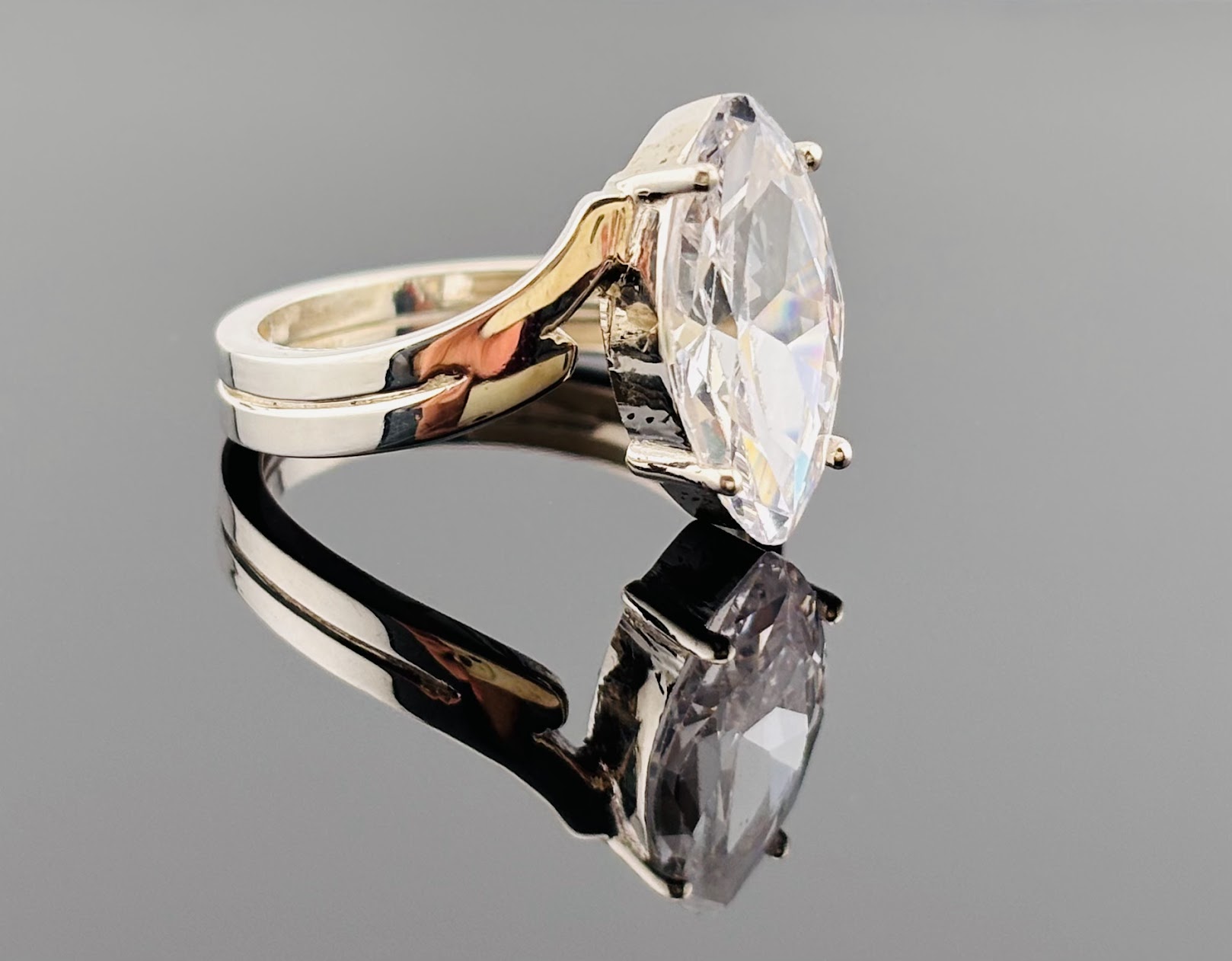 Alternative view of Nhẫn Đính Hôn Diamond Marquise Luxe