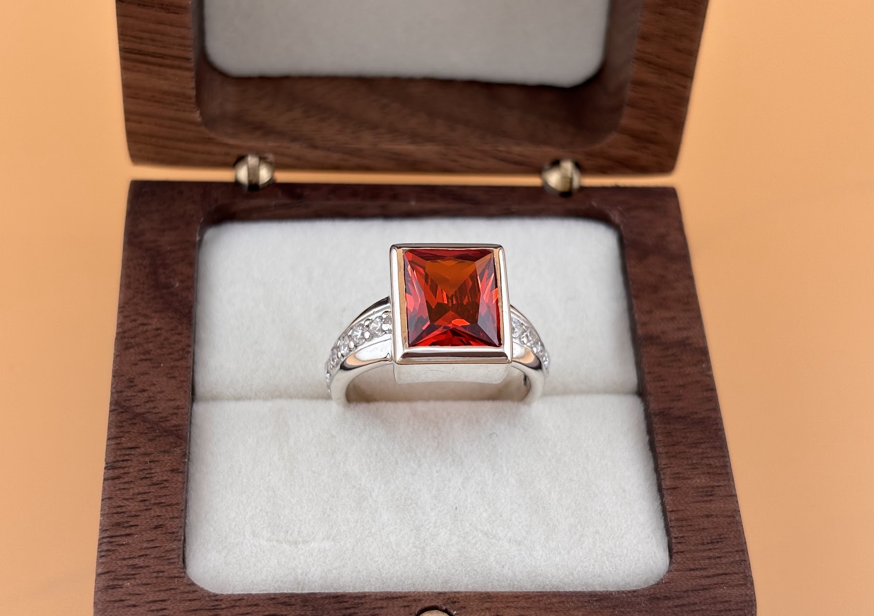 Nhẫn Đính Hôn Garnet Heart of Love