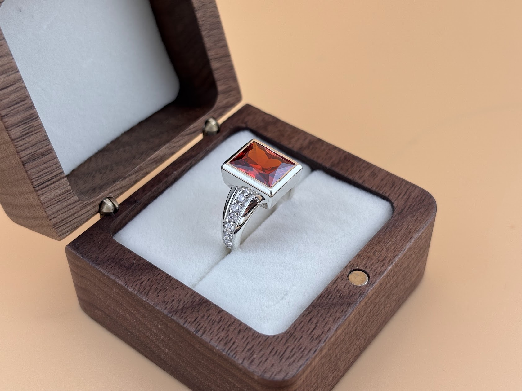 Alternative view of Nhẫn Đính Hôn Garnet Heart of Love