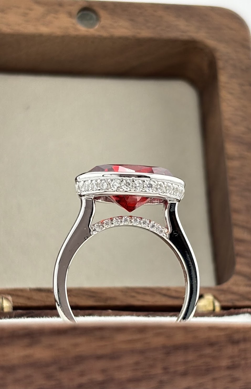 Alternative view of Nhẫn Đính Hôn Garnet Oval M017
