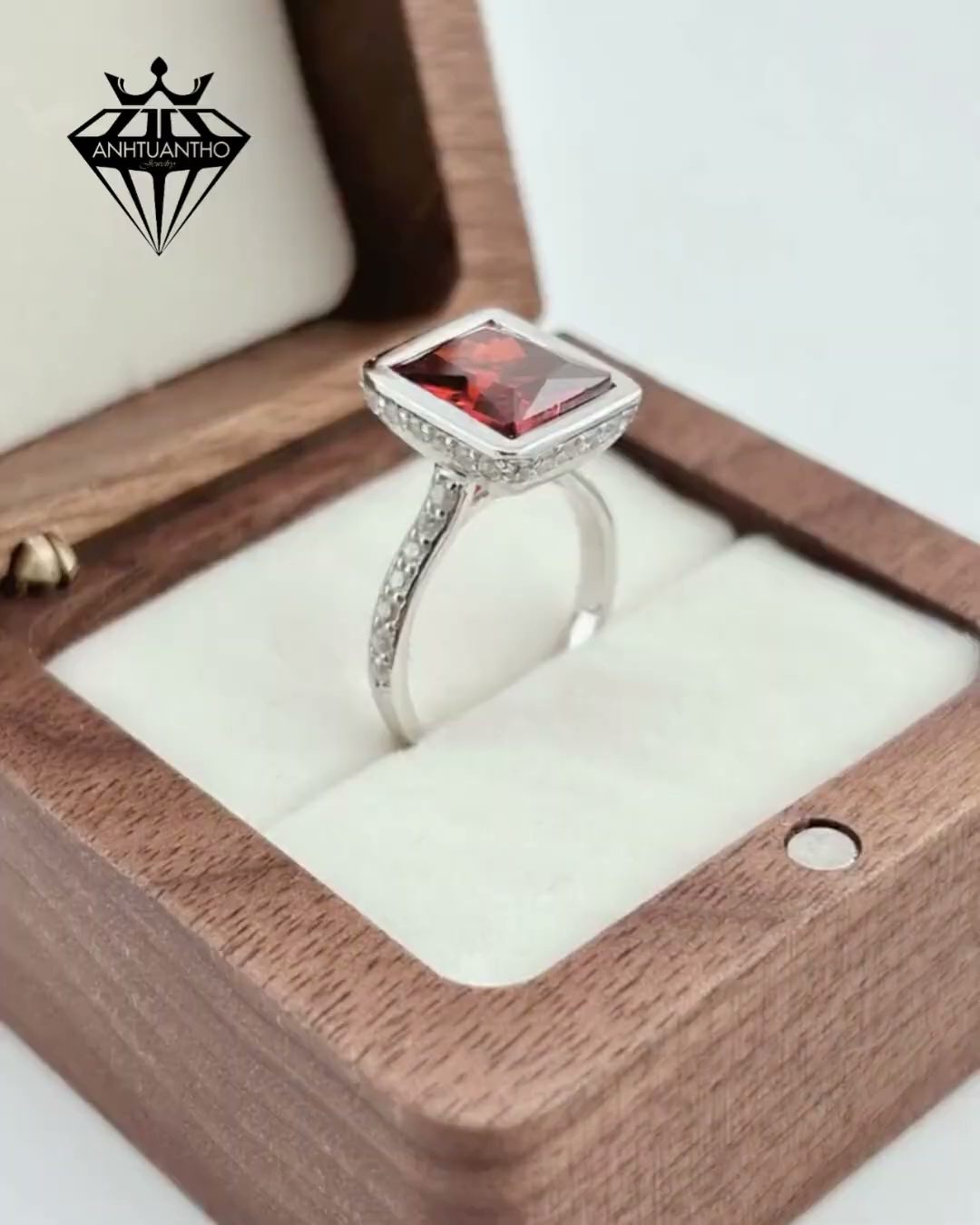 Nhẫn Đính Hôn Garnet Vuông Huyền Bí