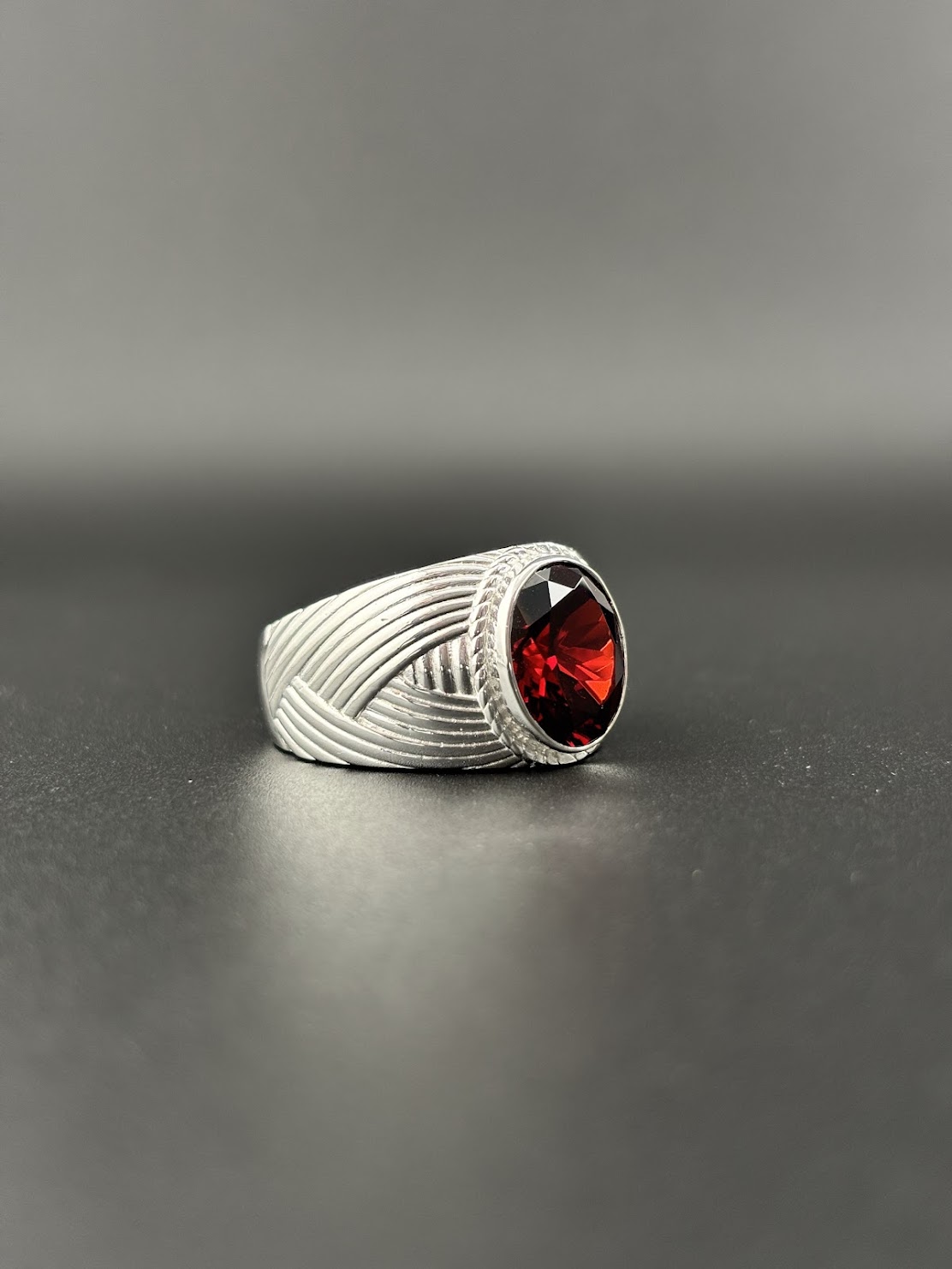 Alternative view of Nhẫn Nam Mẫu 004 - Ruby Elegance